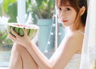 网页上正能量的光辉，竟在黑料不打烊的背影里闪烁！