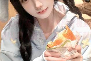 在黑料吃瓜网看视频时，突然觉得这群人反应比真人秀还刺激！
